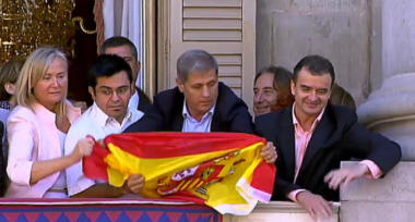 Los separatistas quieren quitar la bandera de España