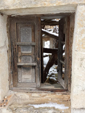 ventana casa derruida